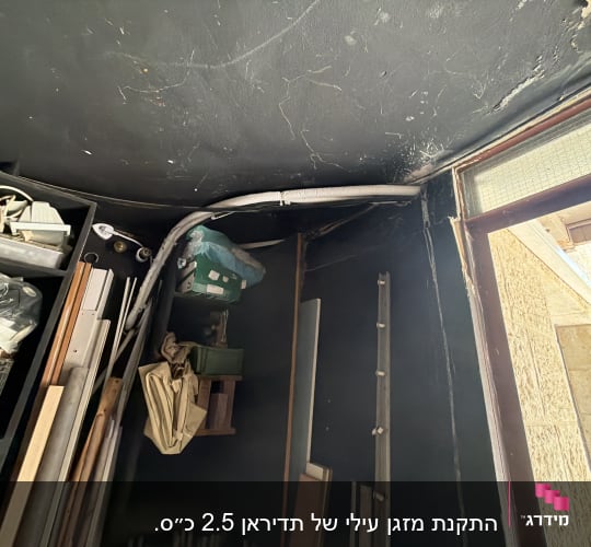 חדר עם צינורות וכלי עבודה על מדפים